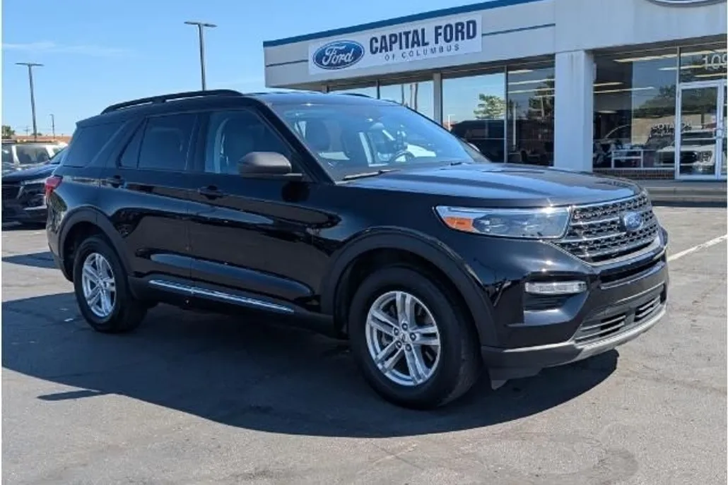 2023 Ford Explorer XLT photo 1