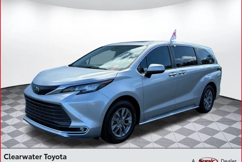 2023 Toyota Sienna XLE photo 1