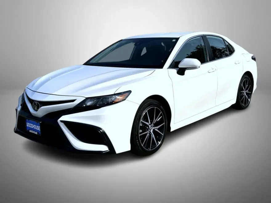 2024 Toyota Camry SE photo 1