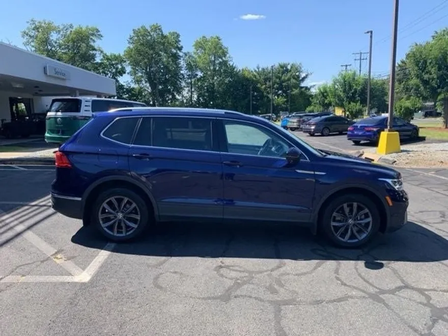 2022 Volkswagen Tiguan SE photo 1