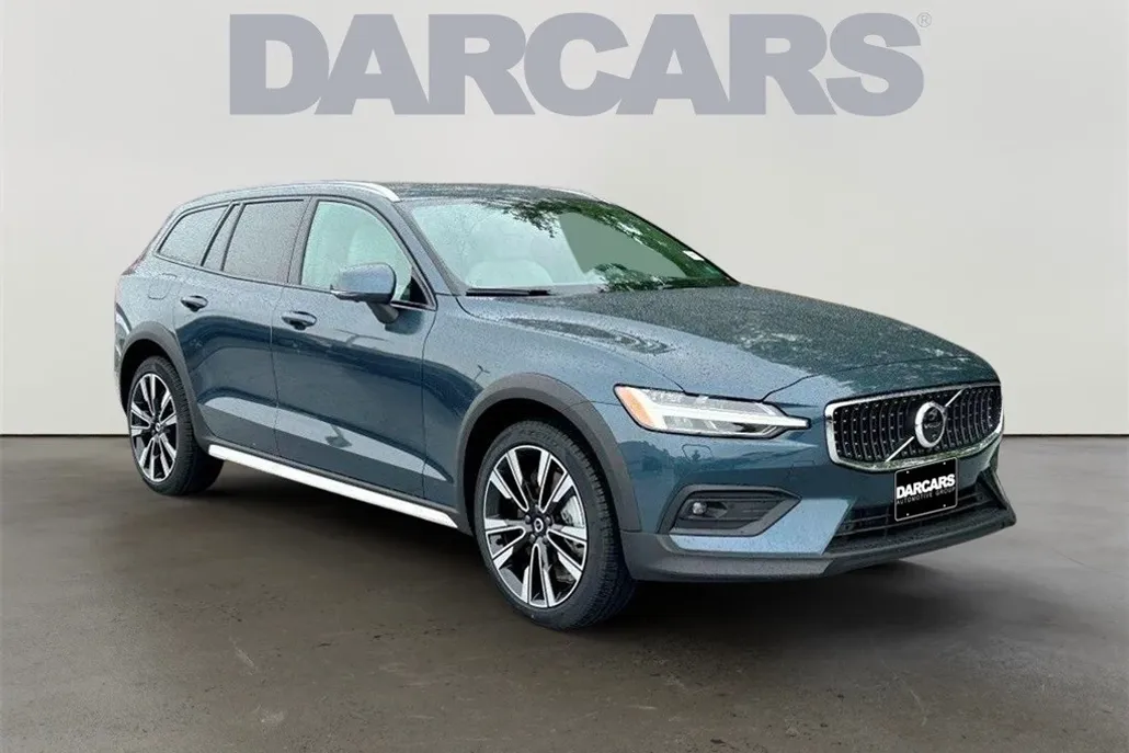 2025 Volvo V60 Cross Country B5 photo 1