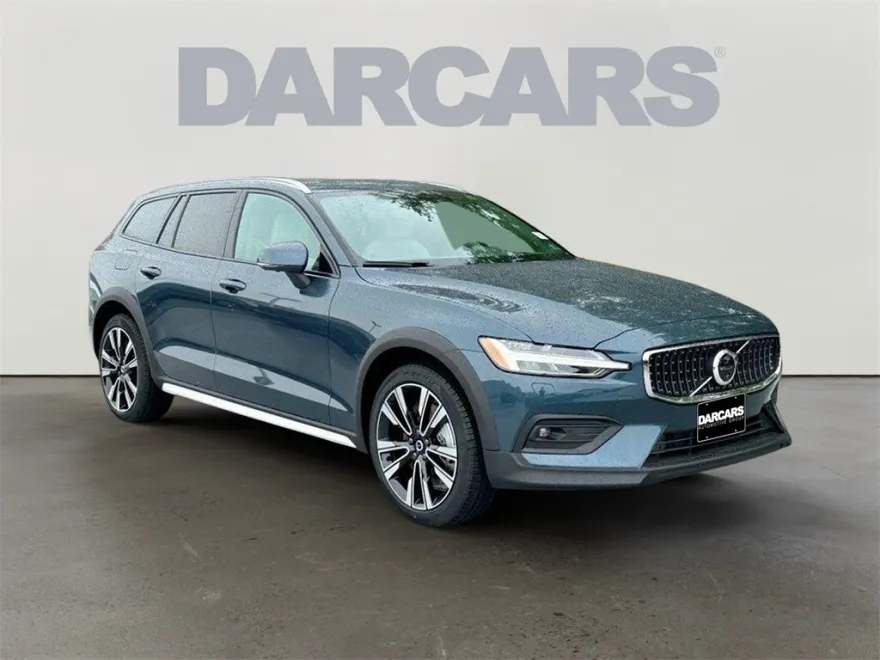 2025 Volvo V60 Cross Country B5 photo 1