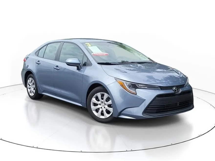 2023 Toyota Corolla LE photo 1