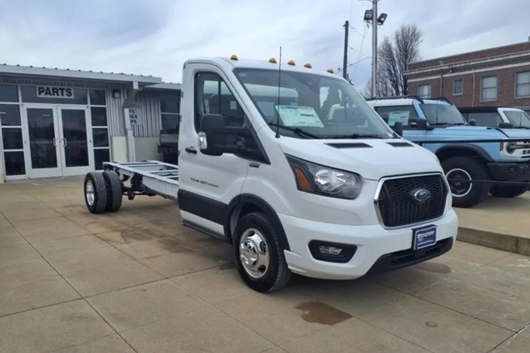 2024 Ford Transit Cutaway photo 1