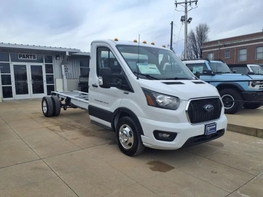 2024 Ford Transit Cutaway photo 1