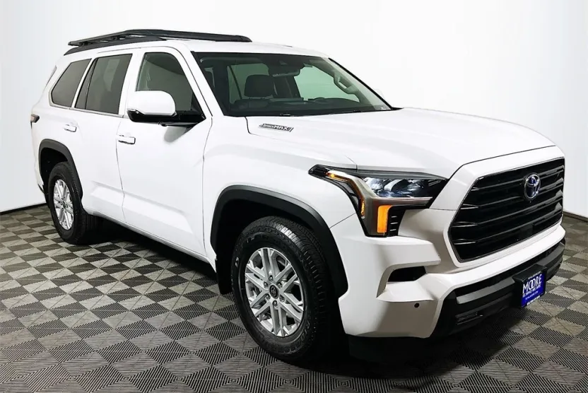 2024 Toyota Sequoia SR5 photo 1