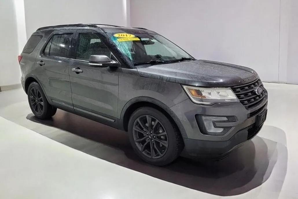 2017 Ford Explorer XLT photo 1