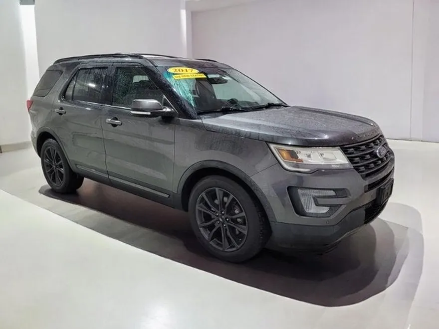 2017 Ford Explorer XLT photo 1