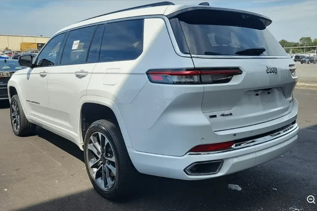 2023 Jeep Grand Cherokee Overland photo 1