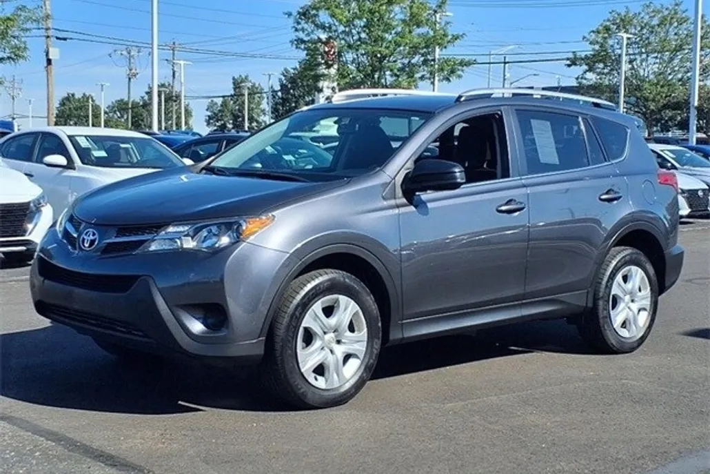 2015 Toyota RAV4 LE photo 1