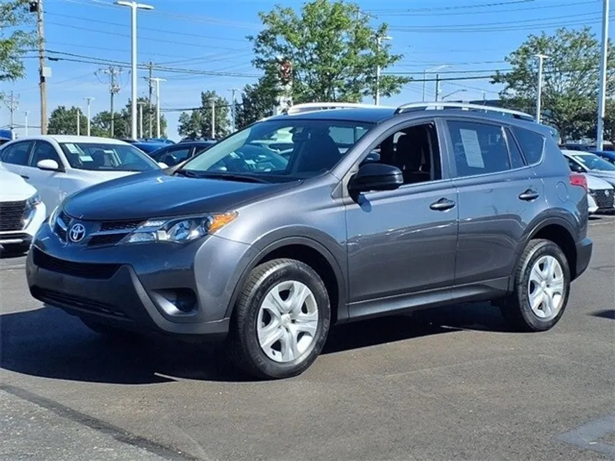 2015 Toyota RAV4 LE photo 1