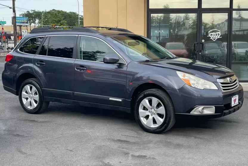 2010 Subaru Outback 2.5i Premium photo 1
