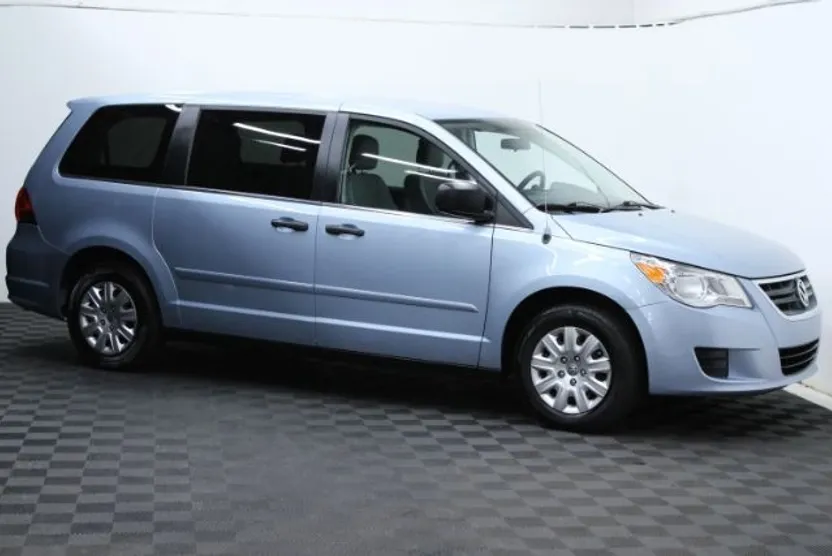 2012 Volkswagen Routan S photo 1