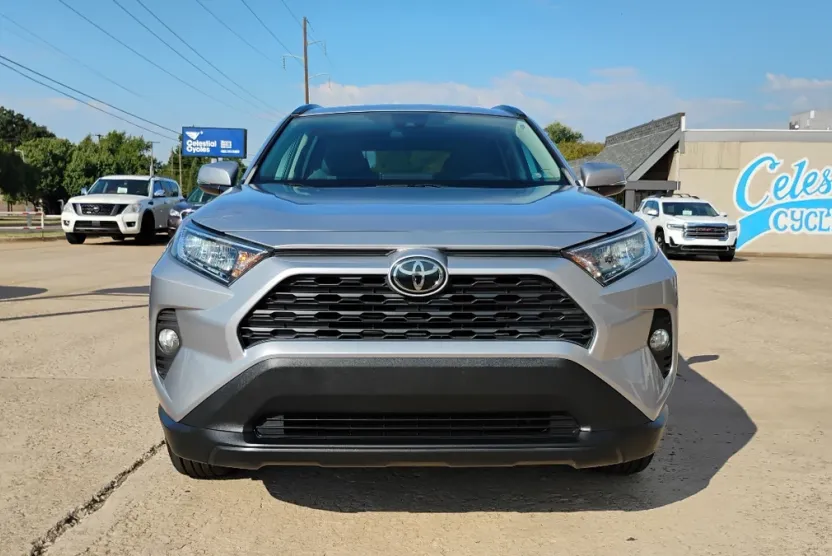 2021 Toyota RAV4 XLE photo 1