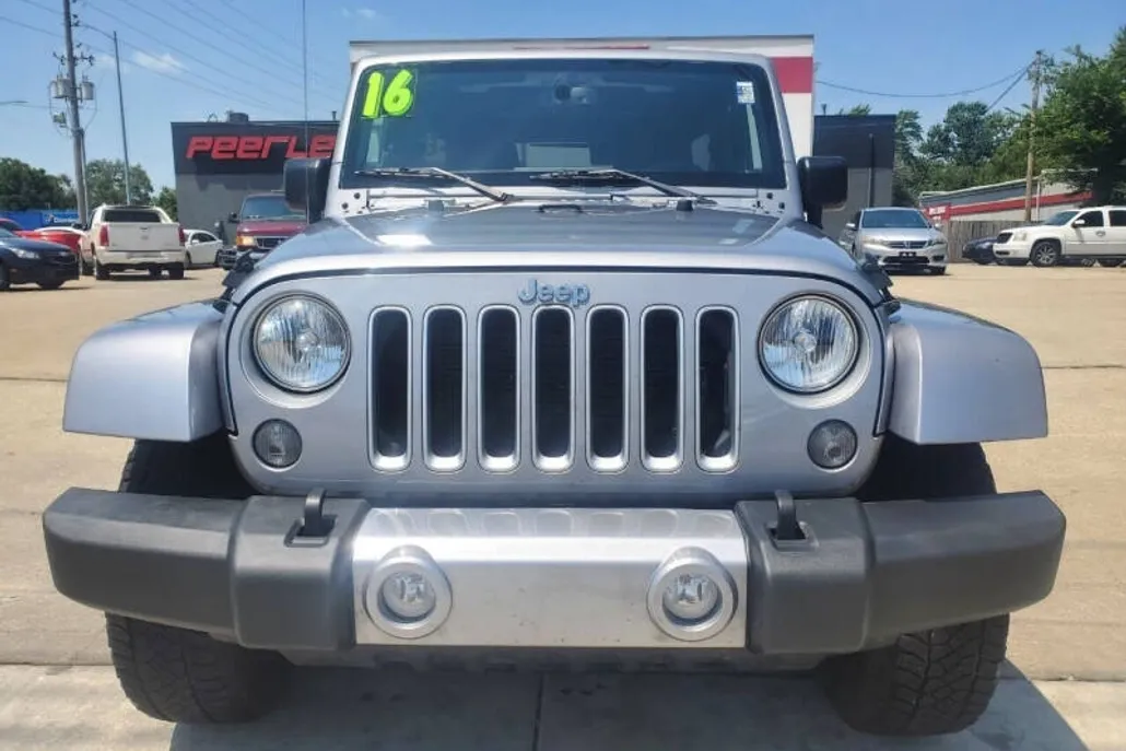 2016 Jeep Wrangler Unlimited Sahara photo 1