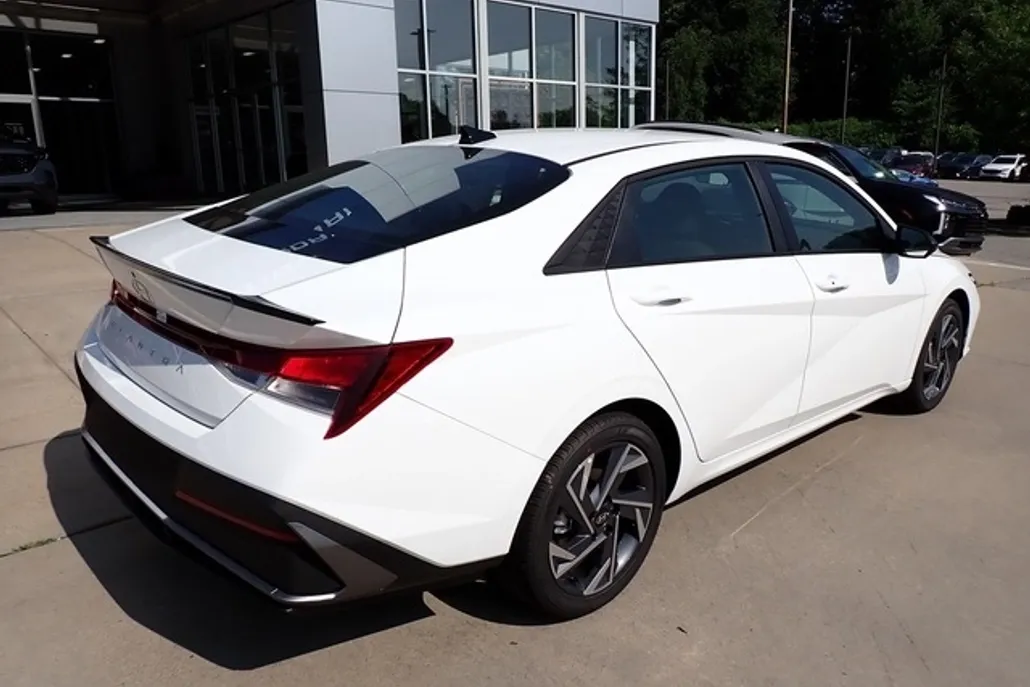 2025 Hyundai Elantra SEL Sport photo 1