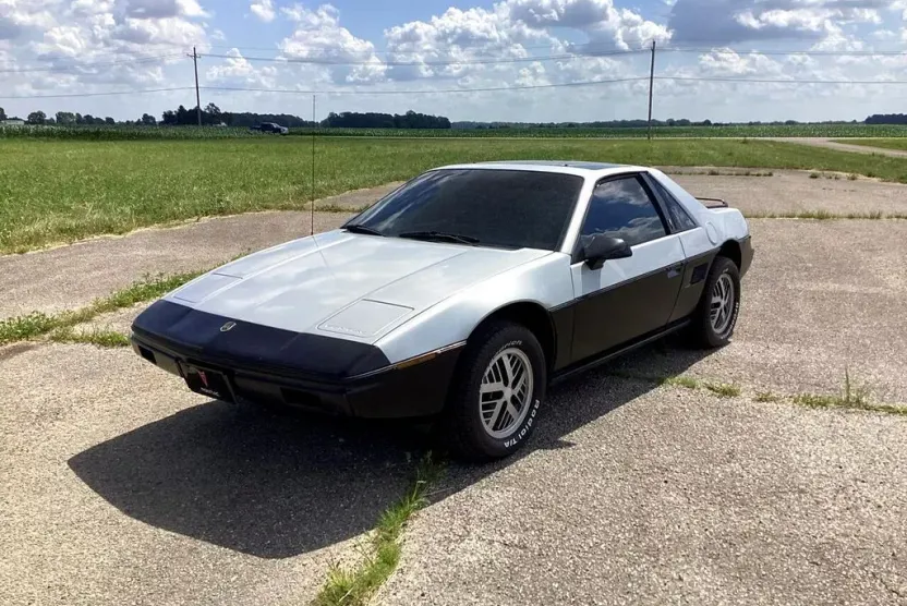 1984 Pontiac Fiero SE photo 1