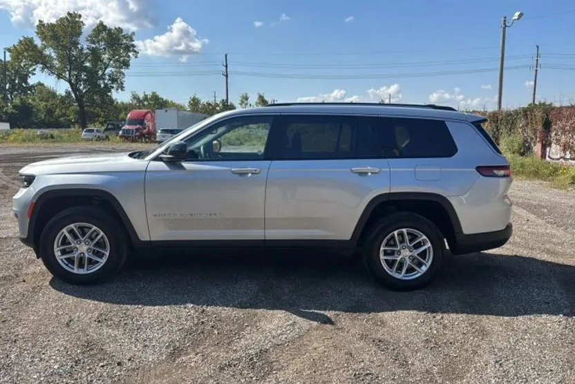 2023 Jeep Grand Cherokee Laredo Sport photo 1