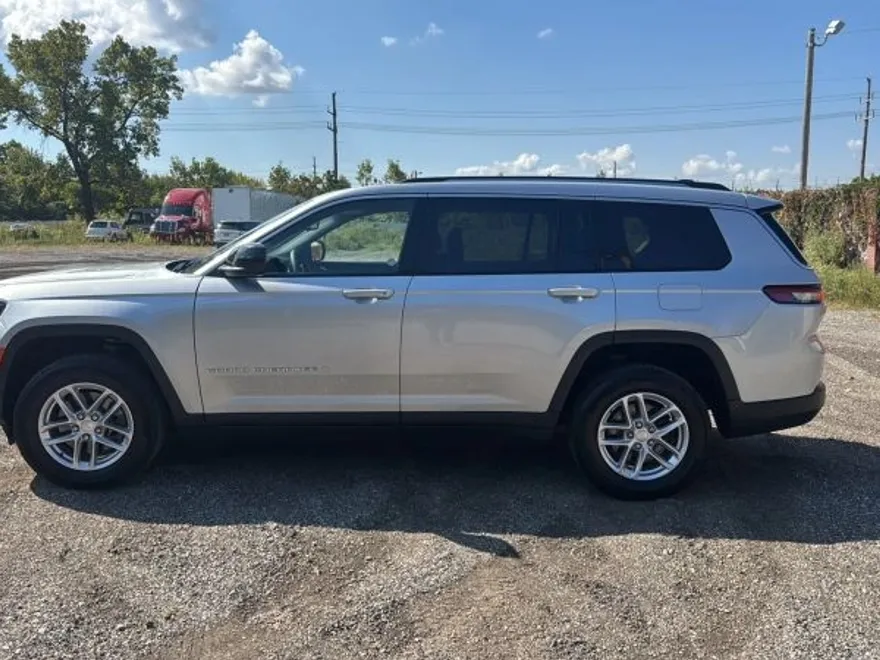 2023 Jeep Grand Cherokee Laredo Sport photo 1