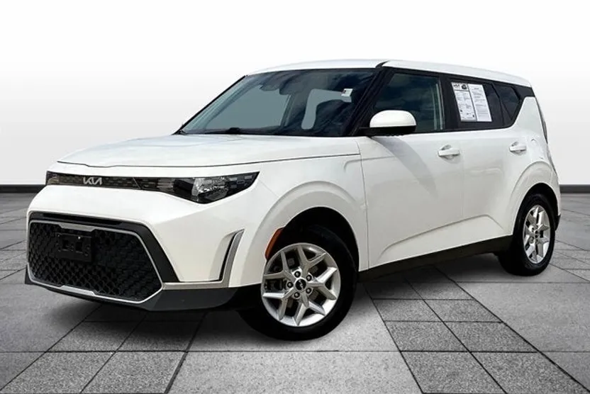 2023 Kia Soul LX photo 1