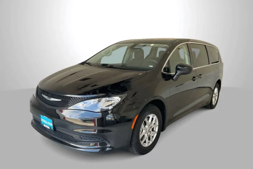 2022 Chrysler Voyager LX photo 1