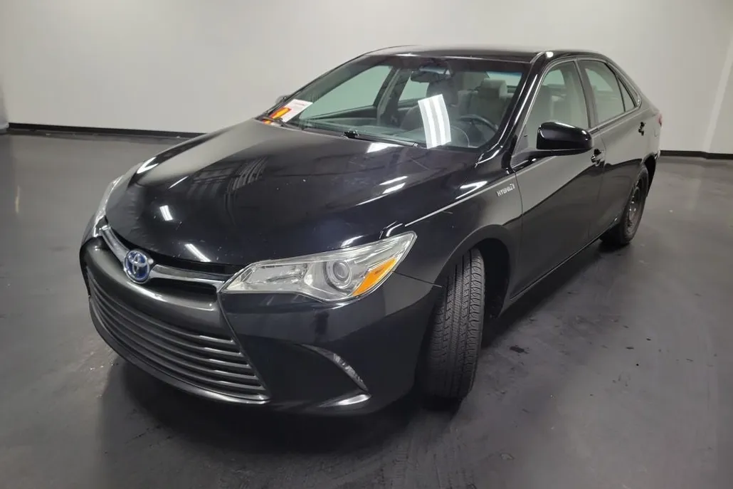 2017 Toyota Camry Hybrid LE photo 1