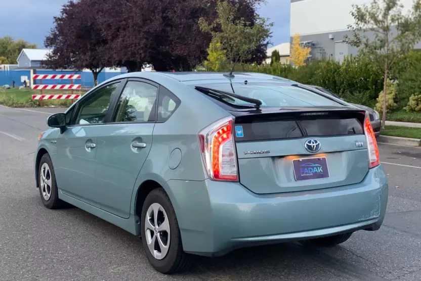2013 Toyota Prius Three photo 1