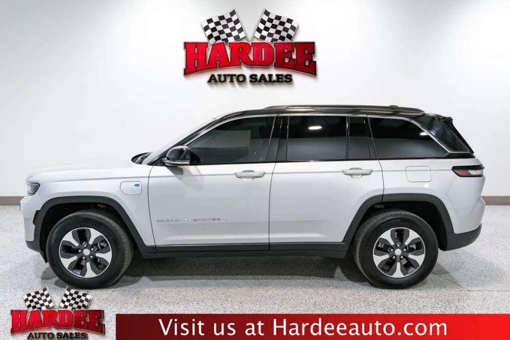 2023 Jeep Cherokee Base photo 1