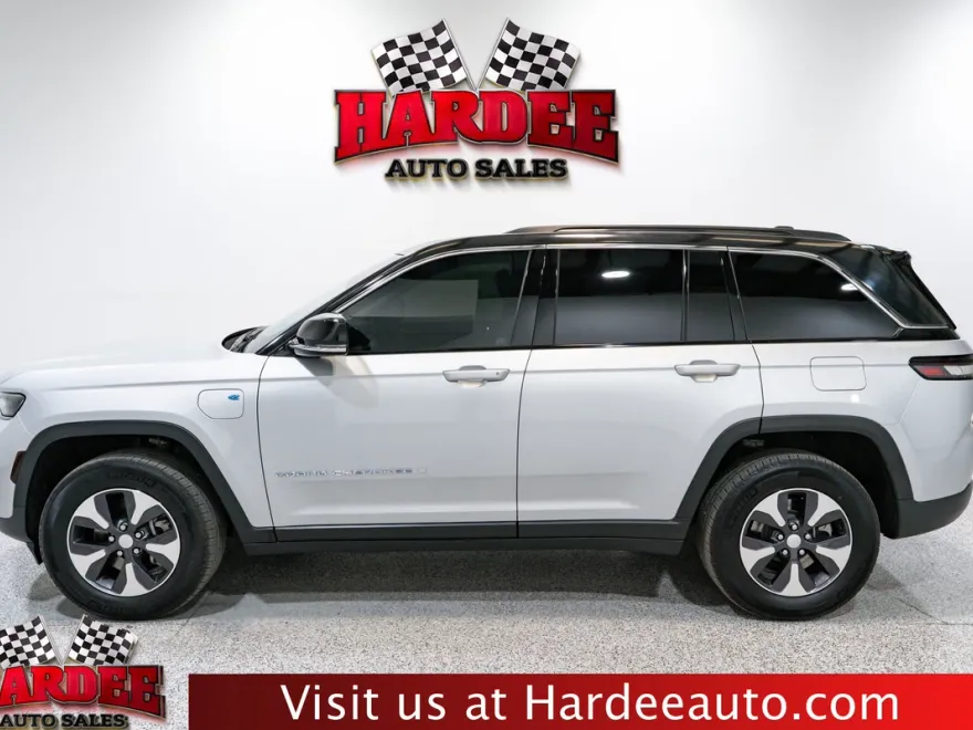2023 Jeep Cherokee Base photo 1