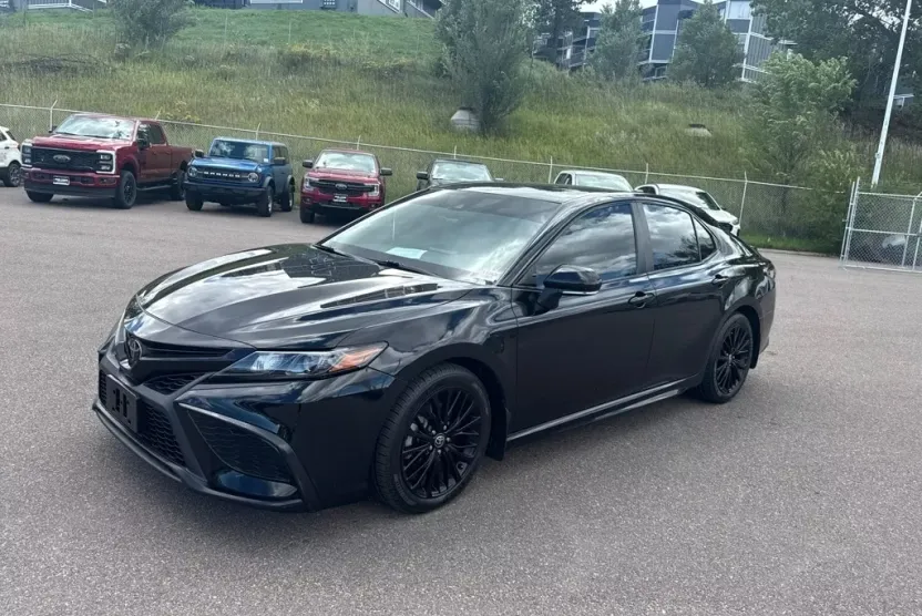 2022 Toyota Camry SE photo 1
