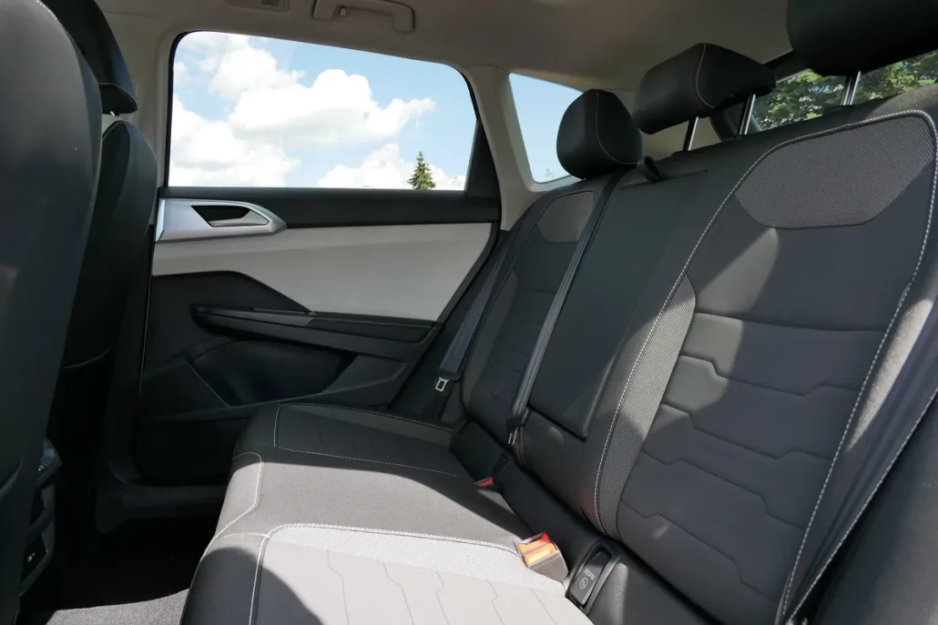 2025 Volkswagen Taos SE photo 1