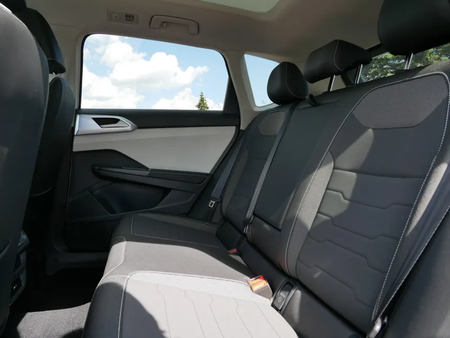 2025 Volkswagen Taos SE photo 1