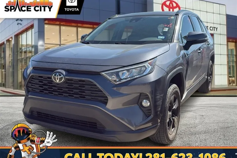 2021 Toyota RAV4 XLE photo 1