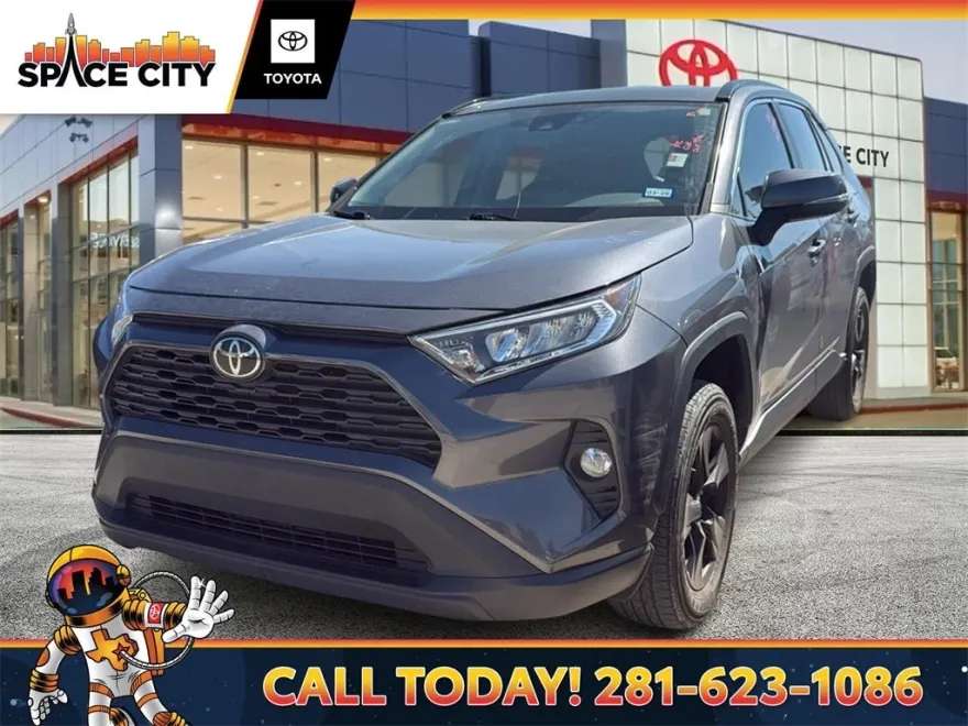 2021 Toyota RAV4 XLE photo 1