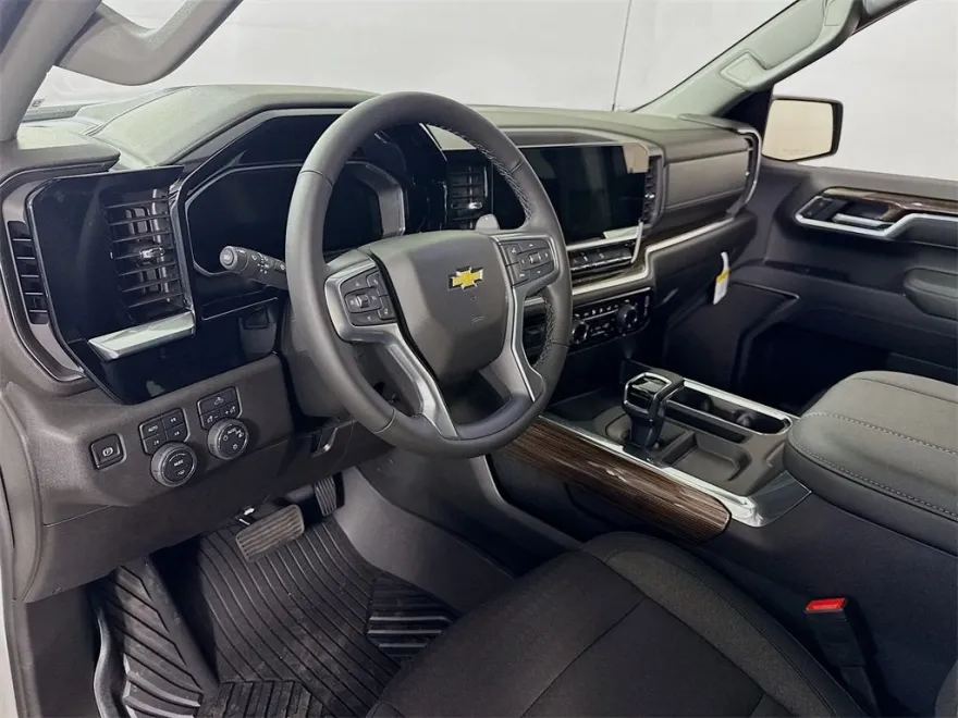 2026 Chevrolet Silverado 1500 LT photo 1