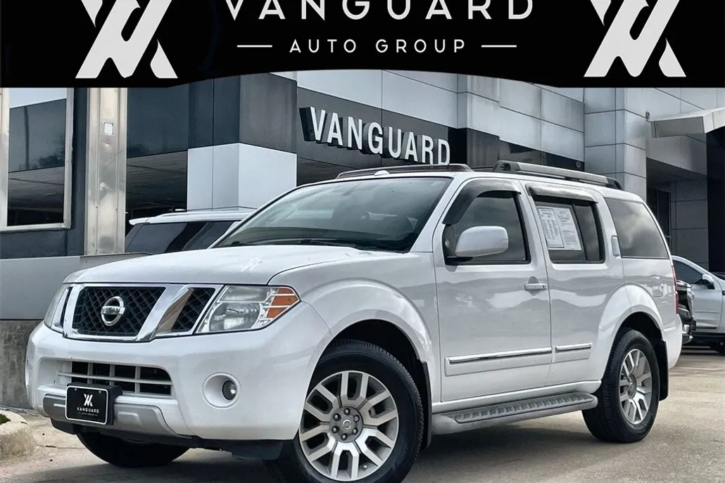 2011 Nissan Pathfinder LE photo 1