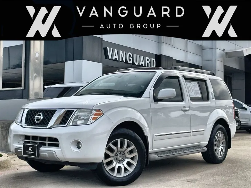 2011 Nissan Pathfinder LE photo 1
