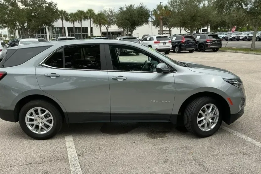 2023 Chevrolet Equinox LT photo 1
