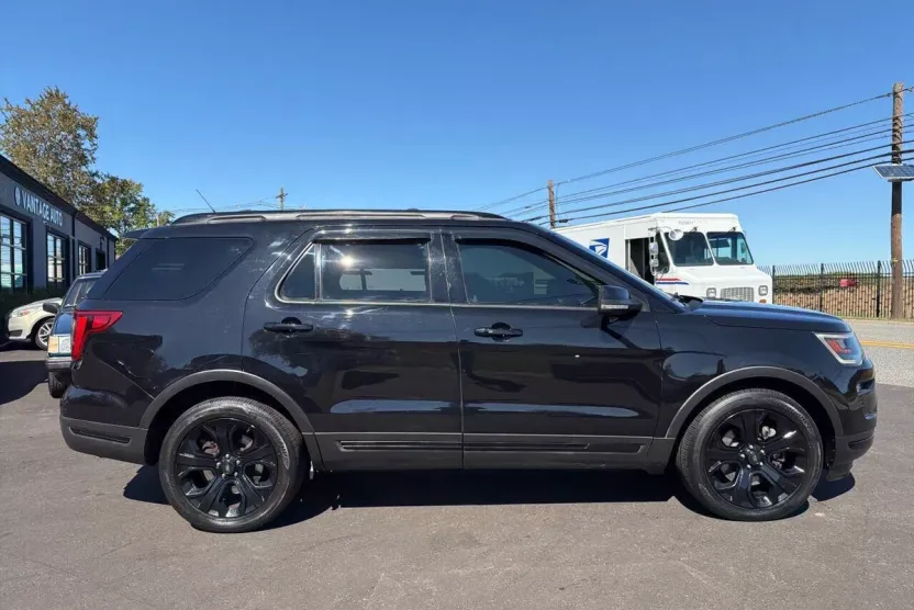 2019 Ford Explorer Sport photo 1