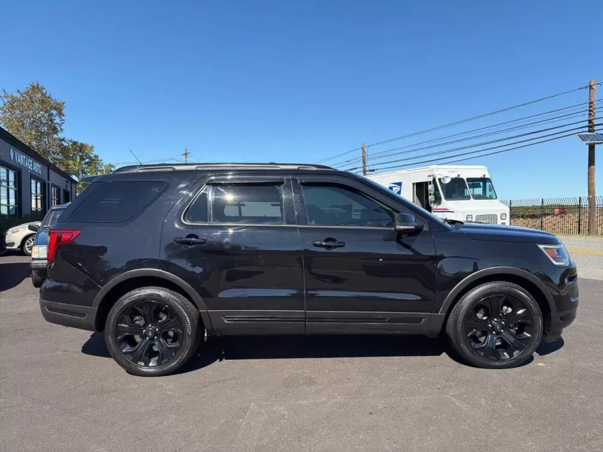 2019 Ford Explorer Sport photo 1