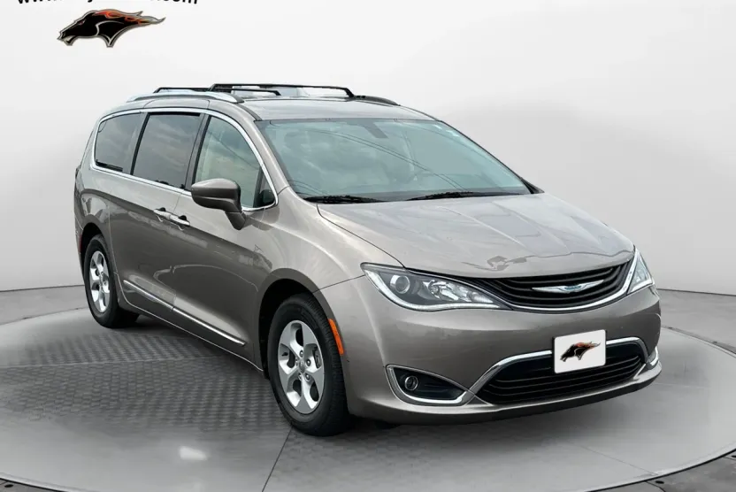 2018 Chrysler Pacifica Hybrid Touring L photo 1