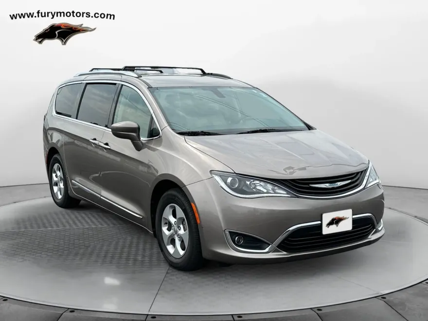 2018 Chrysler Pacifica Hybrid Touring L photo 1
