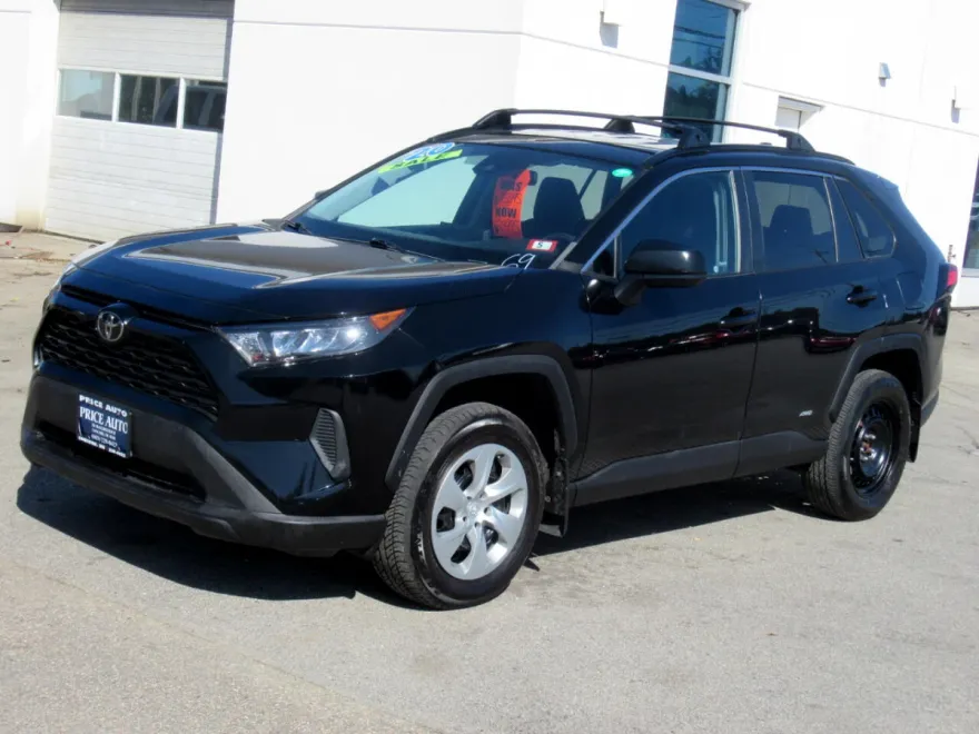 2020 Toyota RAV4 LE photo 1