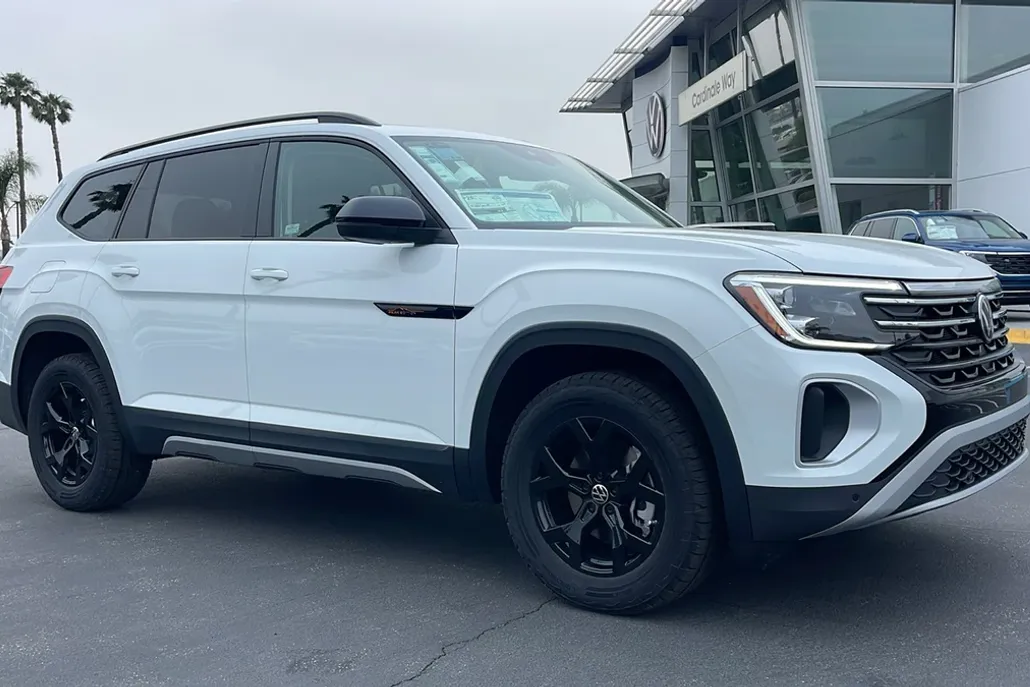 2025 Volkswagen Atlas Peak Edition SE photo 1