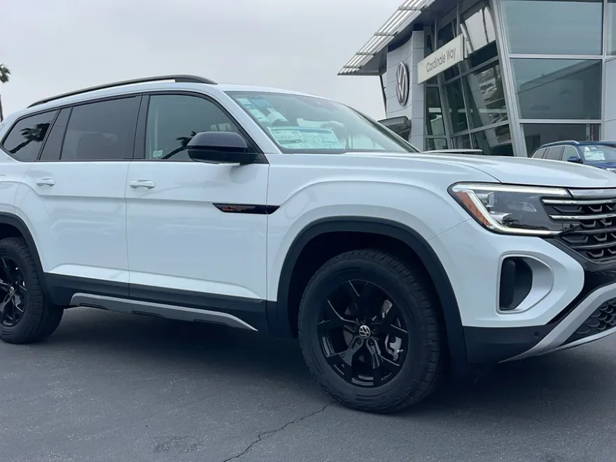 2025 Volkswagen Atlas Peak Edition SE photo 1