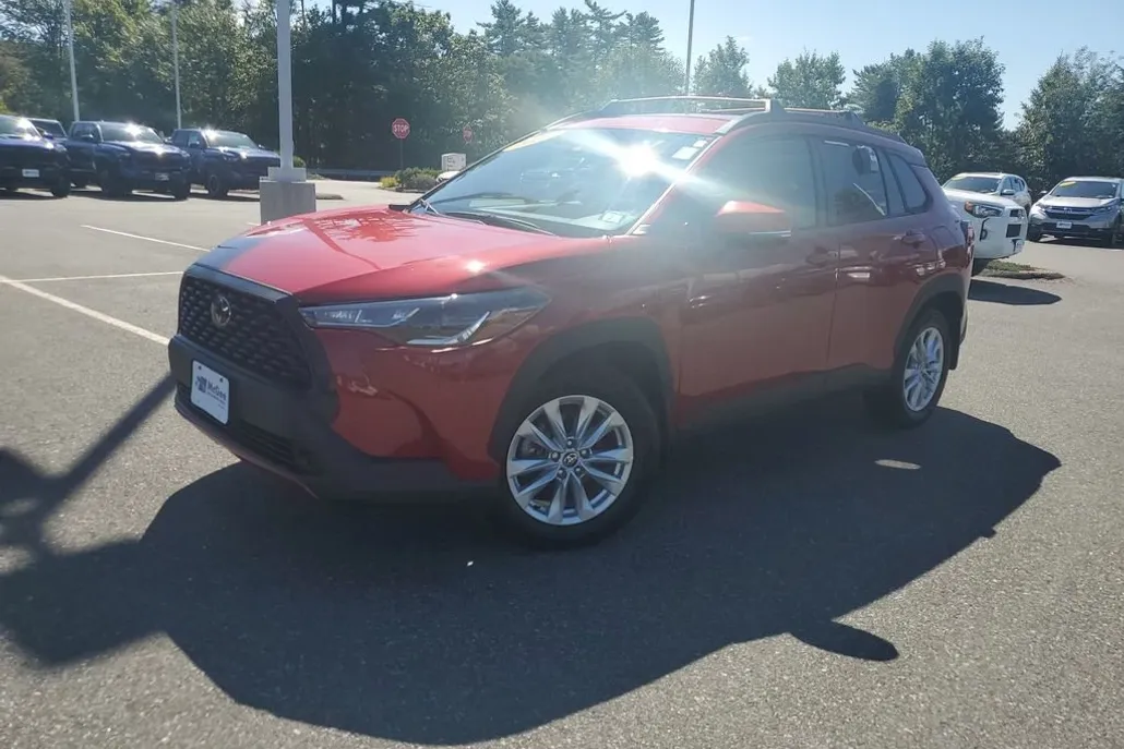 2022 Toyota Corolla Cross LE photo 1