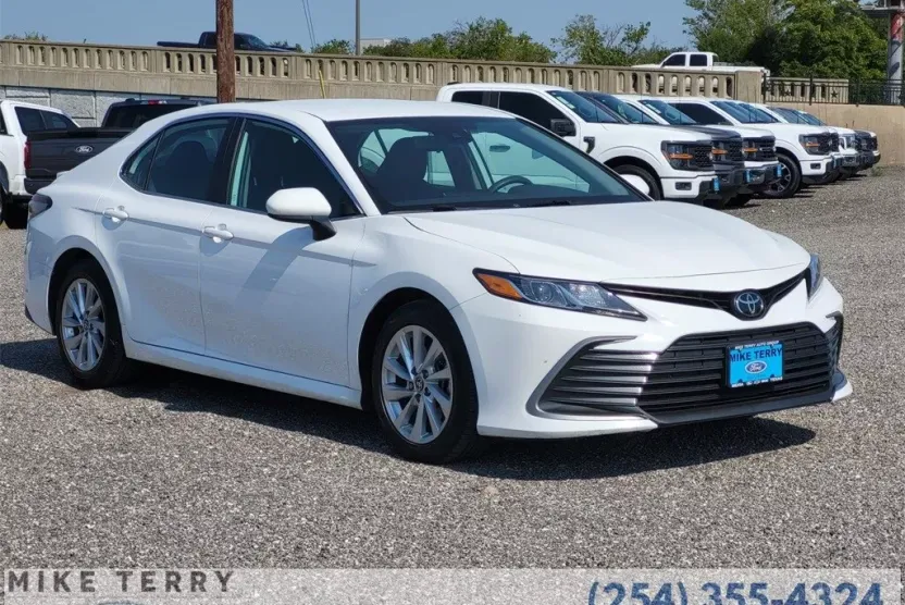 2023 Toyota Camry LE photo 1