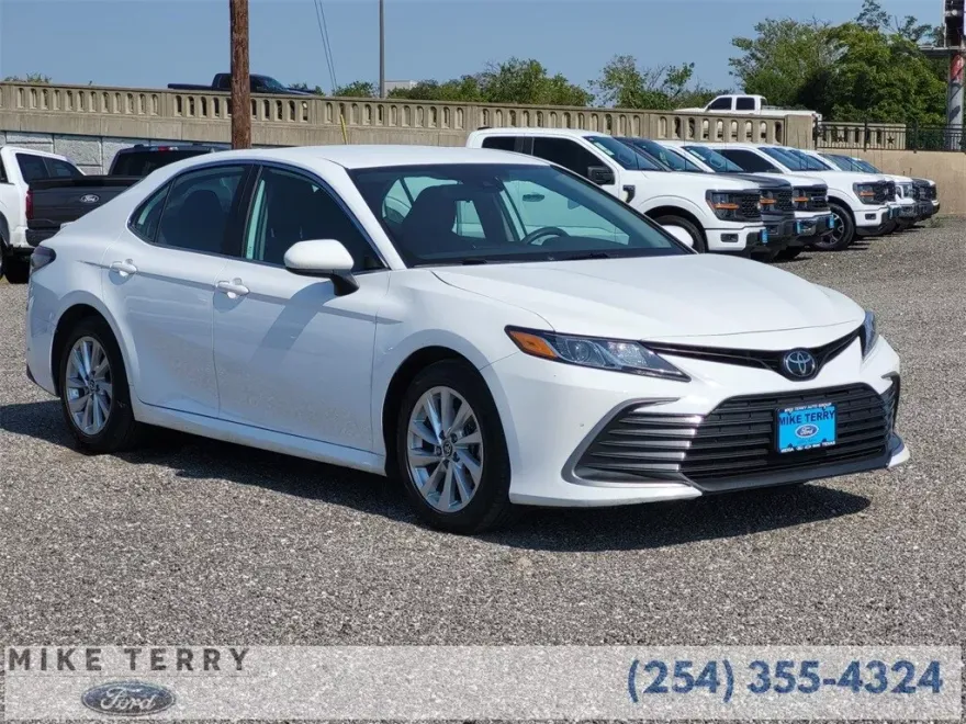 2023 Toyota Camry LE photo 1
