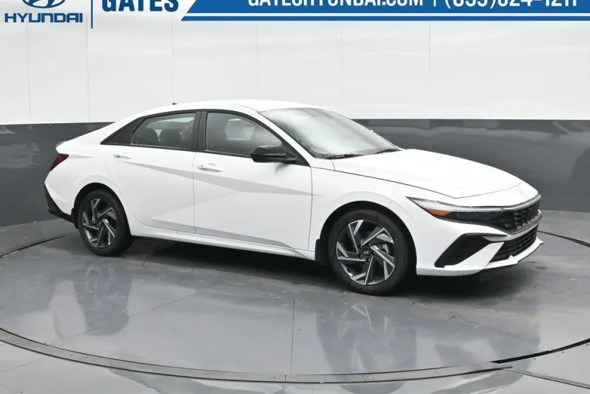 2025 Hyundai Elantra SEL Sport photo 1