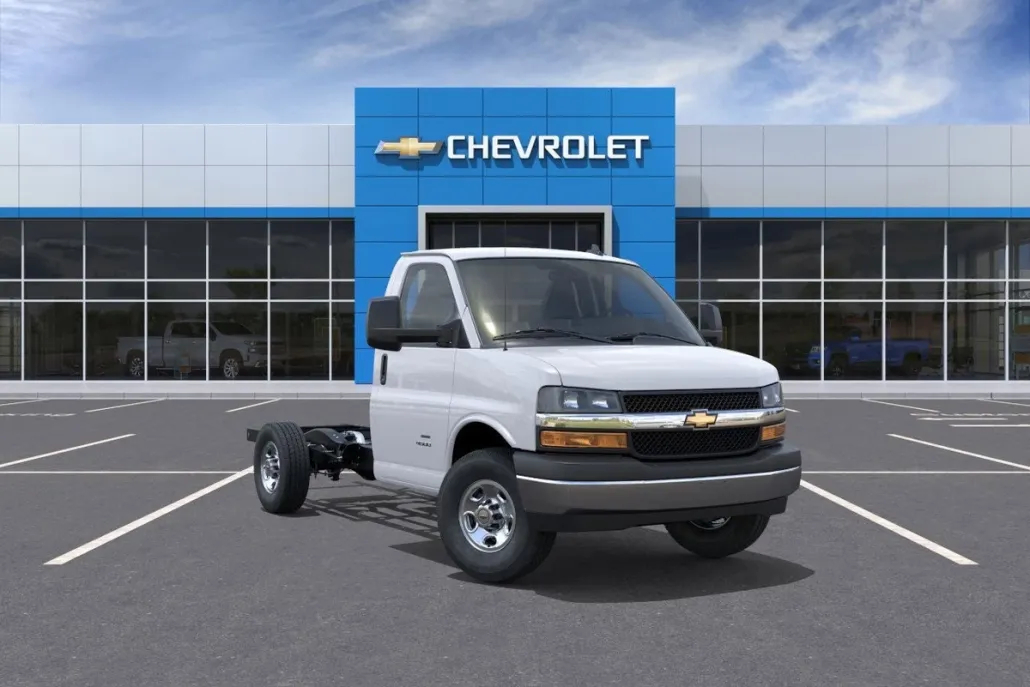 2025 Chevrolet Express Cutaway 3500 photo 1